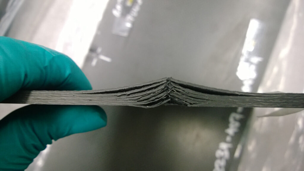 Tấm sợi carbon cho thấy các lớp tách lớp tách ra do độ bám dính kém