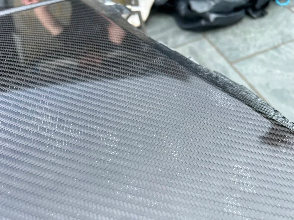 Quan sát dưới kính hiển vi lớp sợi carbon có lỗ rỗng và bong bóng bị kẹt làm giảm độ bền